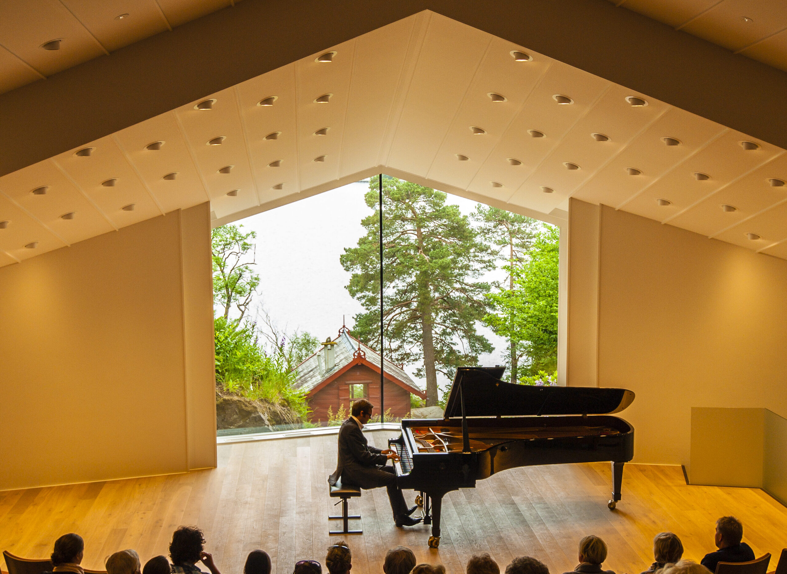 Griegkonsert i Troldsalen på Troldhaugen komponisthytten i bakgrunnen