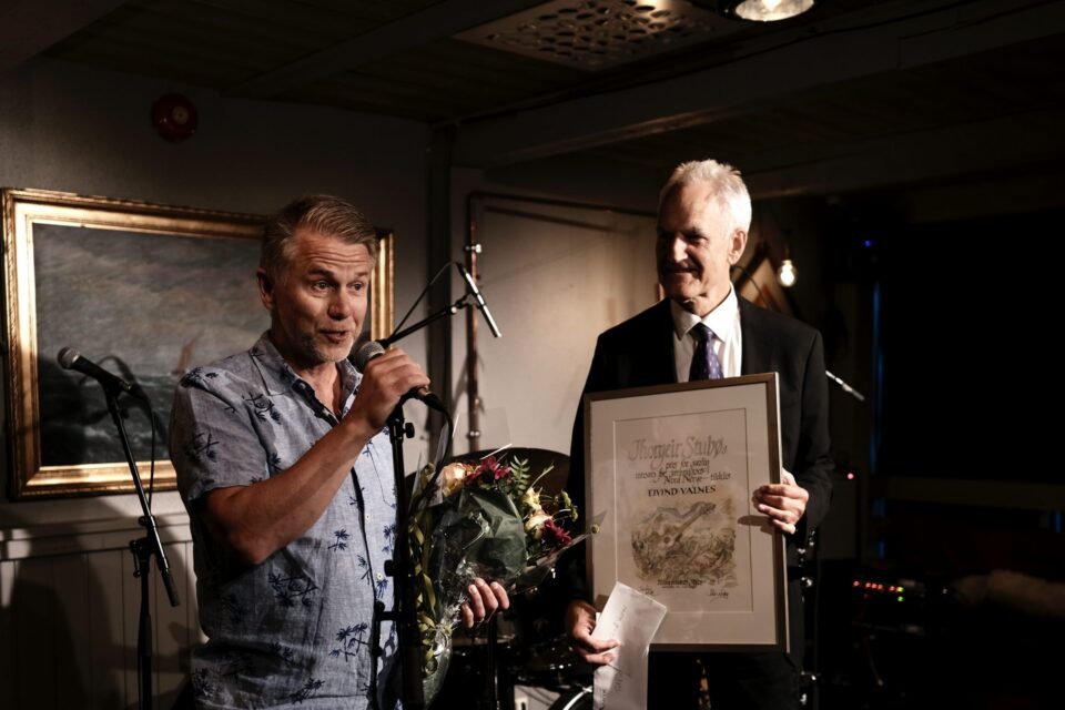 Prisvinner Eivind Valnes (t.v.) og prisutdeler Sofus Urke