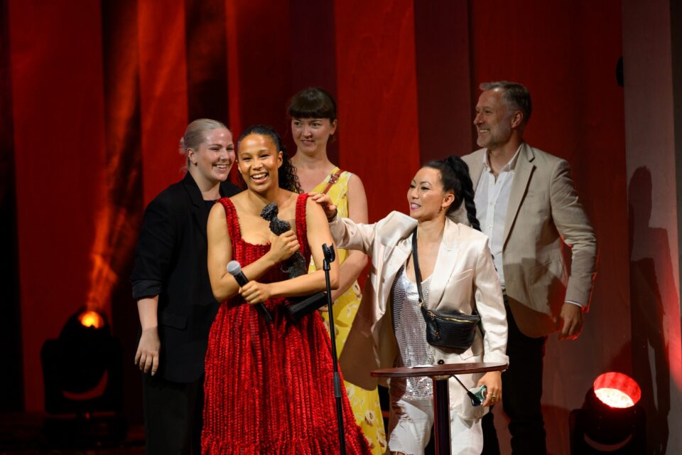 Mimmi Tamba mottar prisen – Semper Eadem vant Heddaprisen beste musikkteaterforestilling
