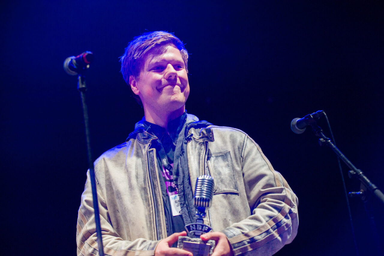 Håkon Sætervik tok i mot bluesprisen 2023 for faren Robert Sætervik posthumt