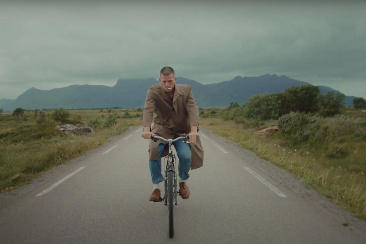 Stillbilde fra Kajanders musikkvideo Savna dæ