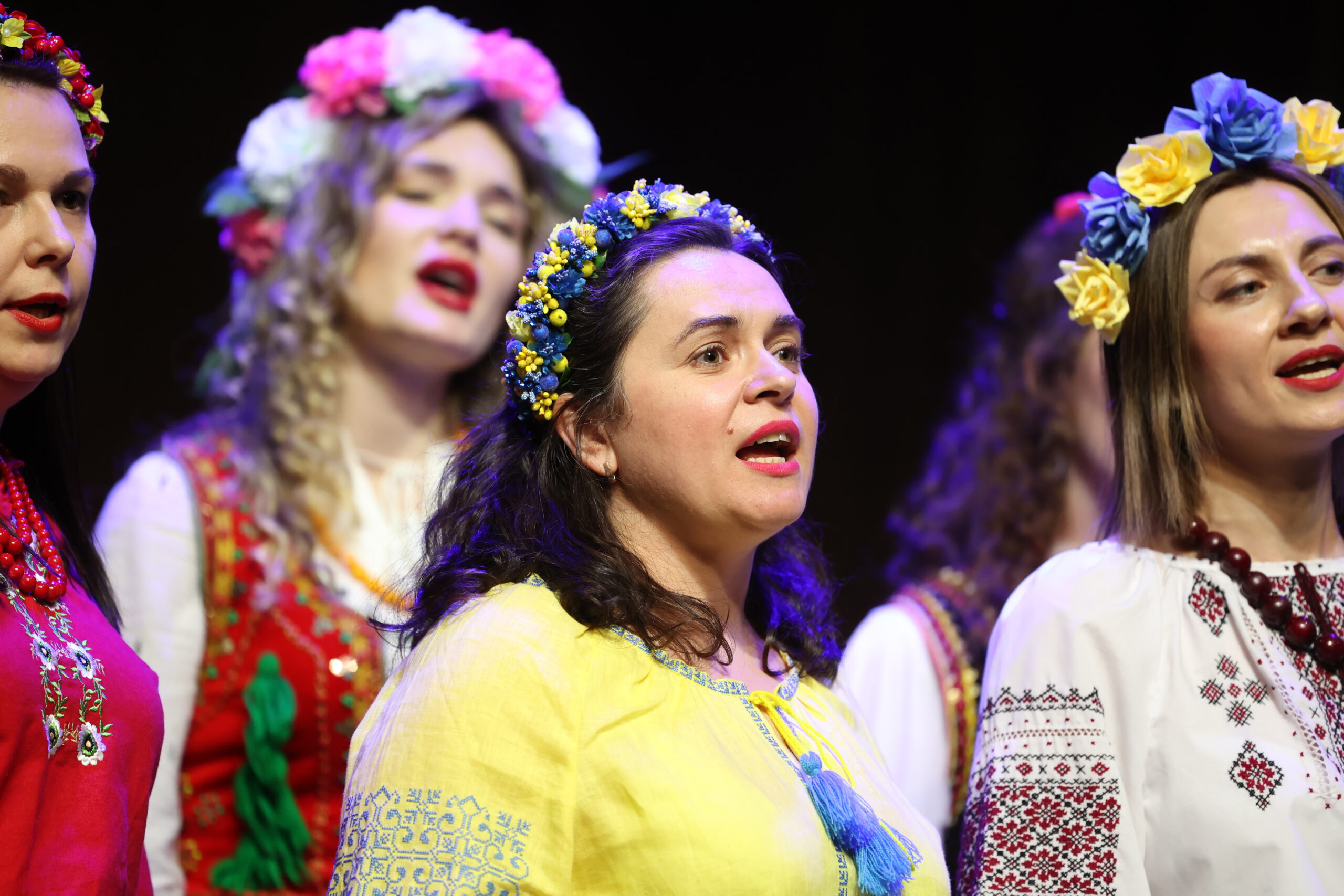 Ukrainsk familiekor ble satt sammen på to måneder, med medlemmer blant annet rett fra flyktningmottaket. Her fra forestillinga 27. april.