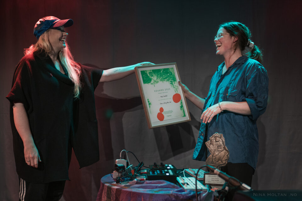 EDVARD til Anja Lauvdal overrakt av Susanna Wallumrød
