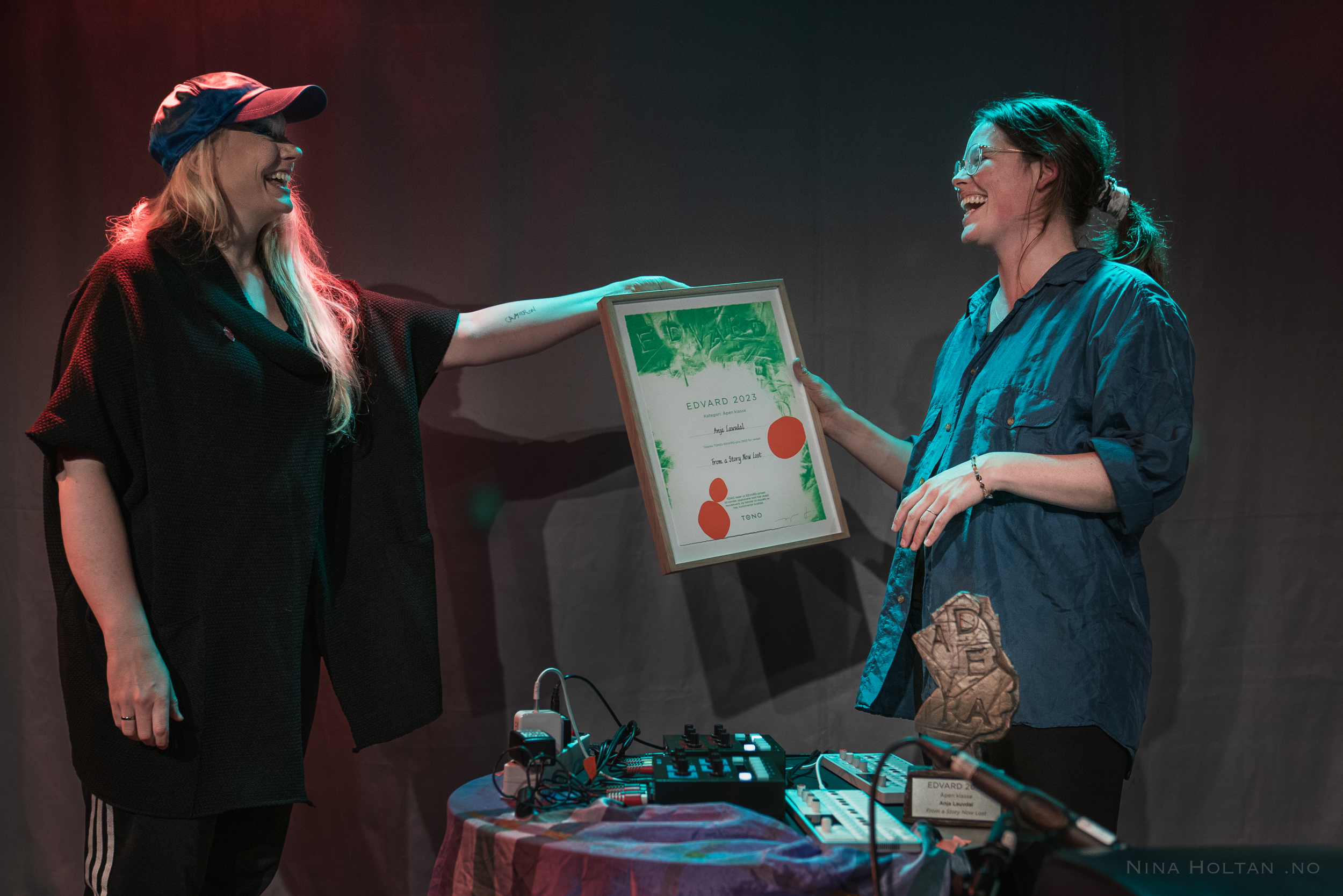 EDVARD til Anja Lauvdal overrakt av Susanna Wallumrød