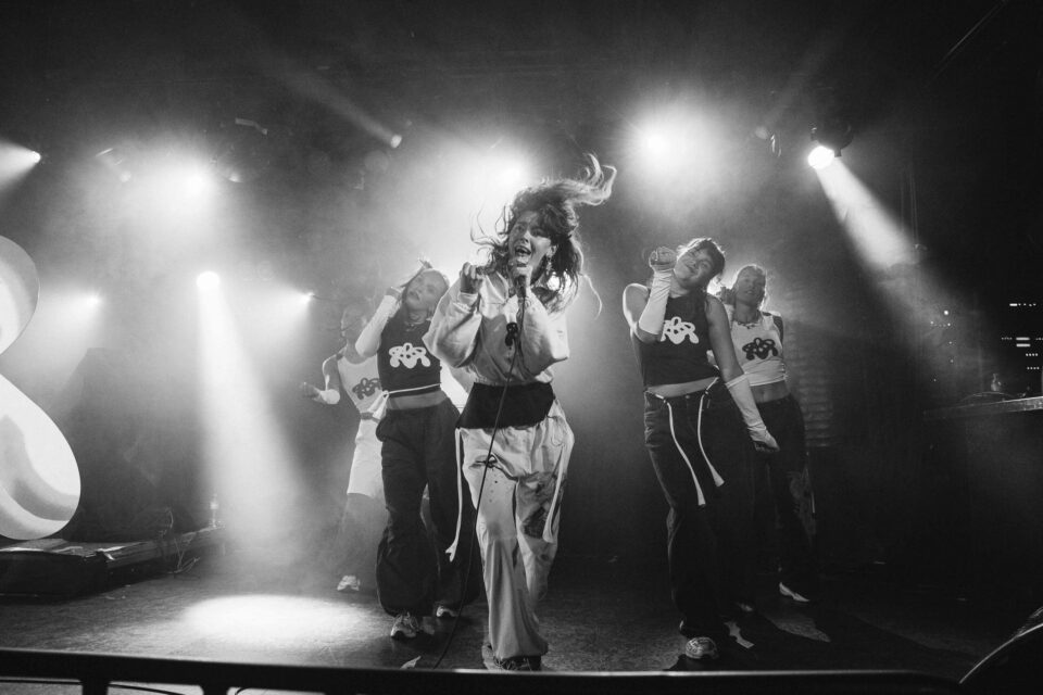 Kristine på sin vei mot å bli rapper. Her er stoppestedet John Dee, Oslo.