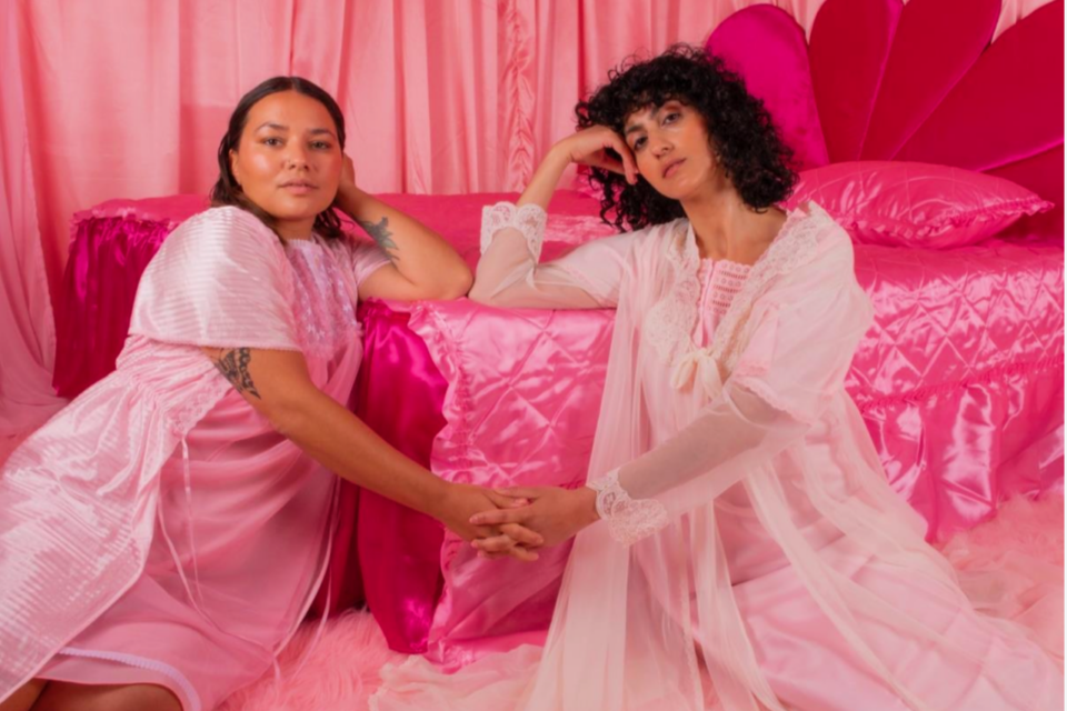 Still fra musikkvideoen til FLTY BRGR GRL