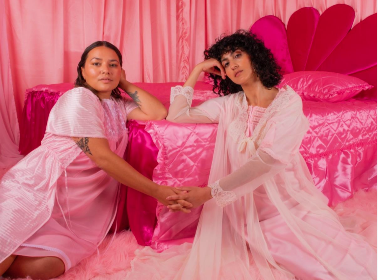 Still fra musikkvideoen til FLTY BRGR GRL