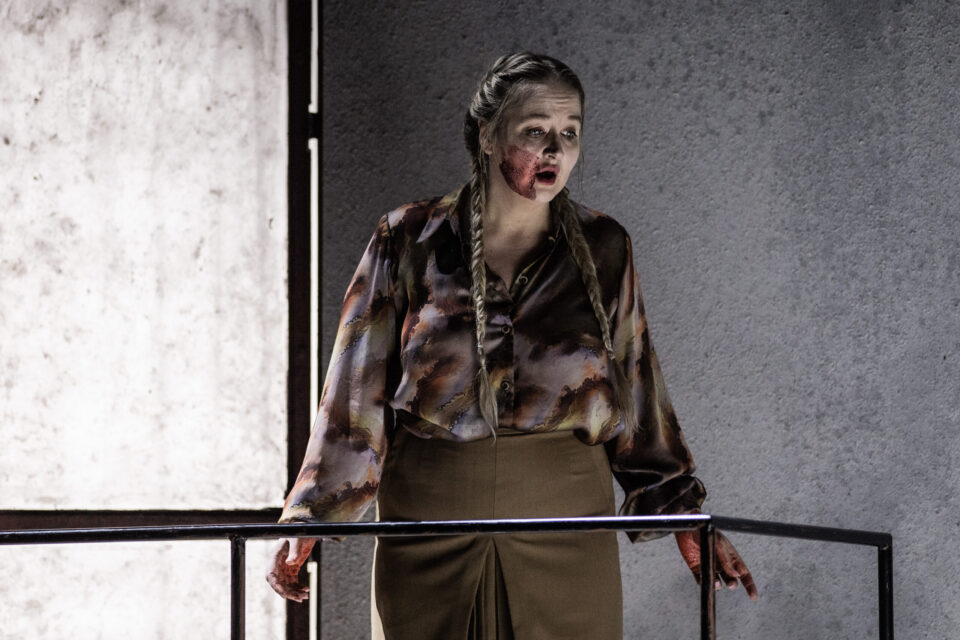 Operasanger Elisabeth Teige som Krysotemis.