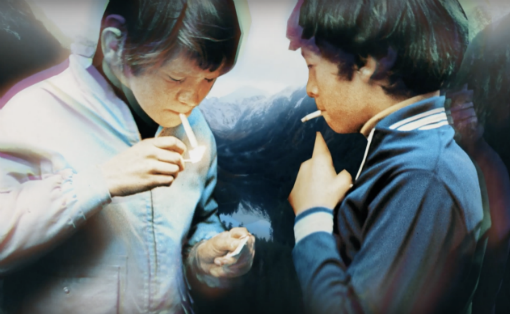 Stillbilde fra musikkvideoen til Anorakks &laquo;Showing Off&raquo;, som viser scener fra et minne eller en drøm, med innslag av gjenstander og stemningsbilder fra 1980 tallet