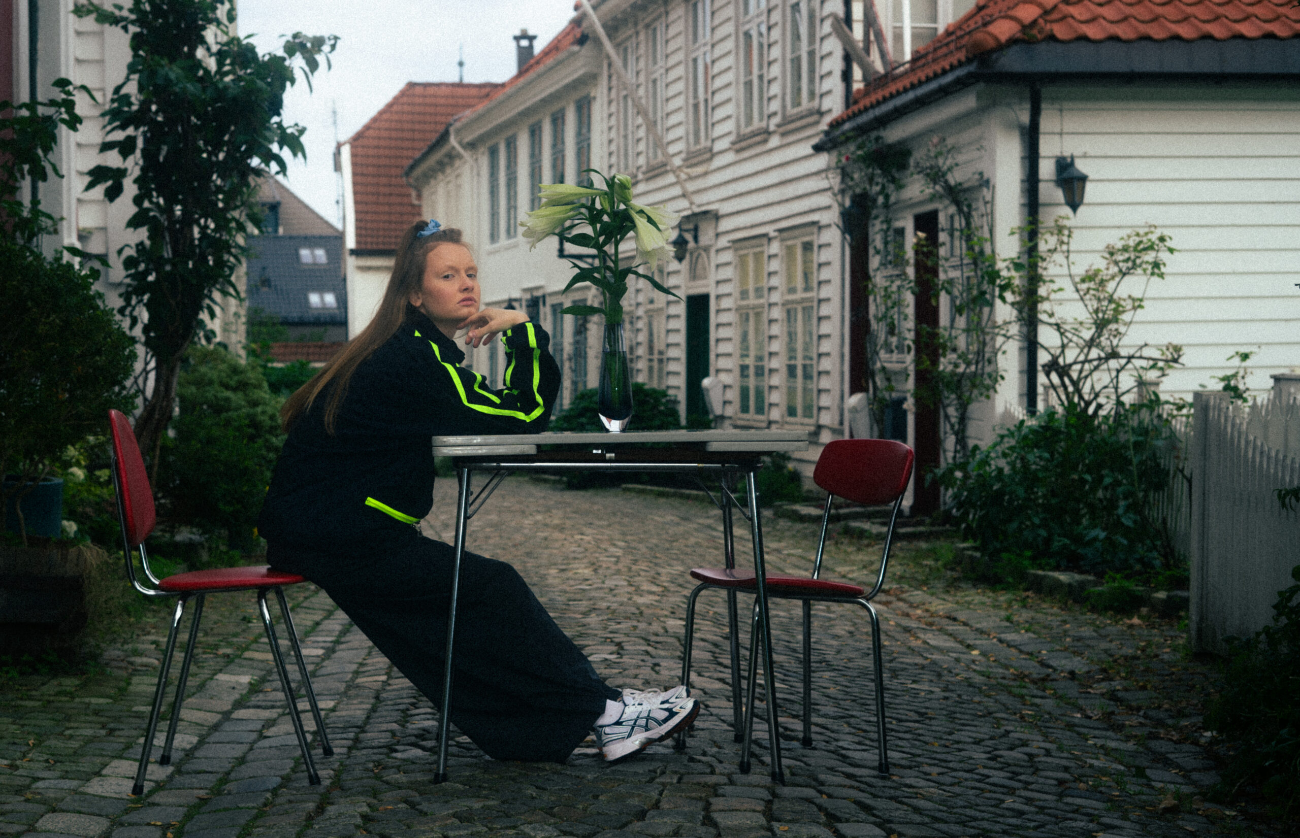 Michelle Ullestad midt i byen med det distinkte popgrepet om norsk musikk – som hun selv også har på albumdebuten «ingenting varer evig».