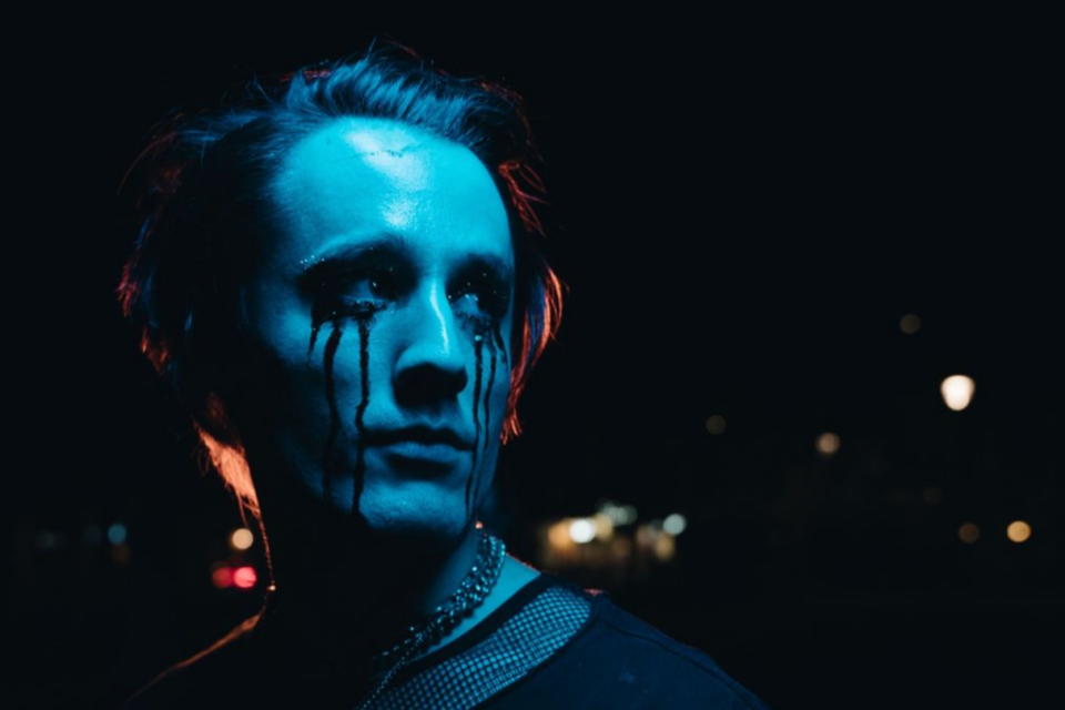 Skjermbilde fra The Hallways musikkvideo Save US