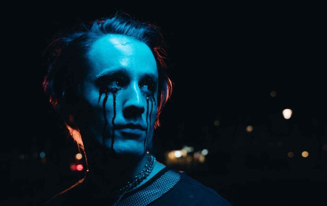 Skjermbilde fra The Hallways musikkvideo Save US