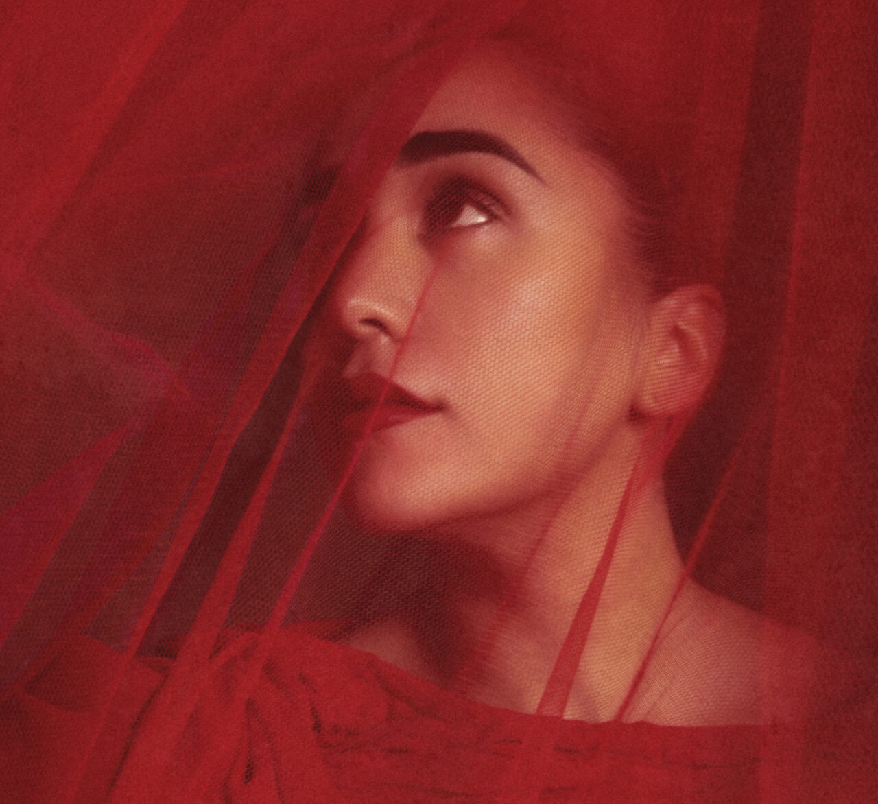 FREE MY PEOPLE: Delara kler seg i røde slør når hun fotograferes til albumet Shahrazad – og synger for dem som vil kaste sløret.