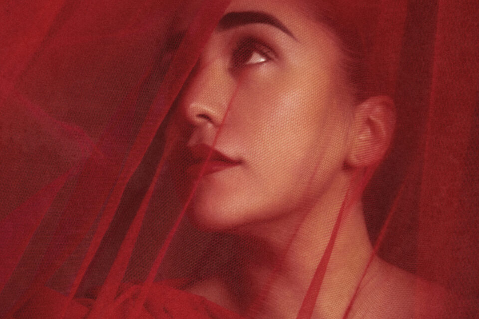 FREE MY PEOPLE: Delara kler seg i røde slør når hun fotograferes til albumet Shahrazad – og synger for dem som vil kaste sløret.