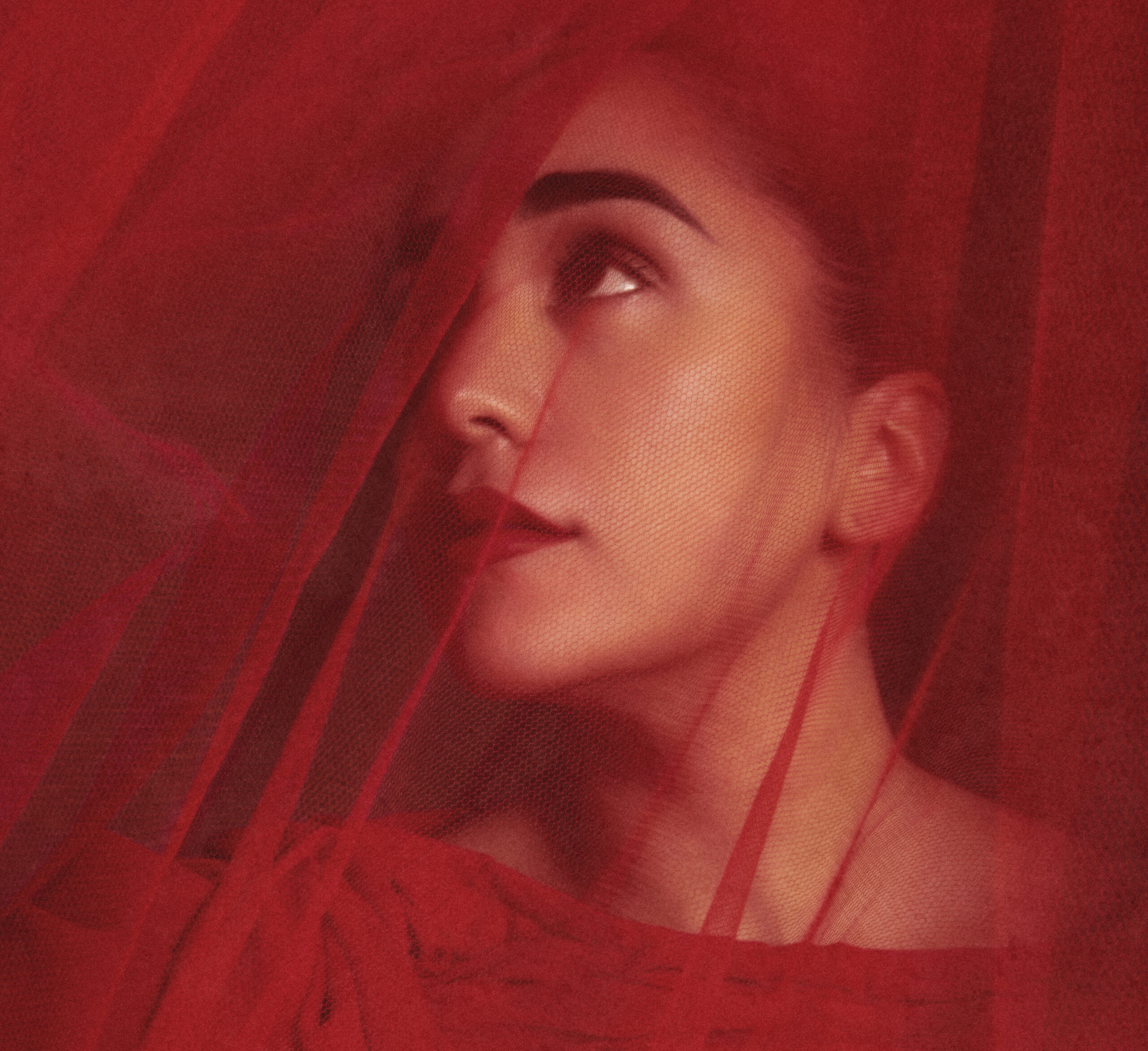 FREE MY PEOPLE: Delara kler seg i røde slør når hun fotograferes til albumet Shahrazad – og synger for dem som vil kaste sløret.