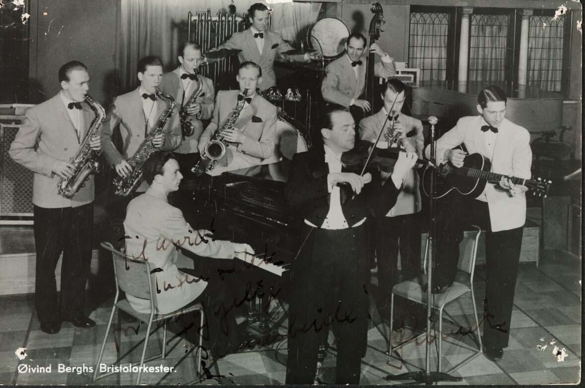 Øivind Bergh i spissen av sitt orkester – med påskriften «Til Arvid». Musikerne spilte for hotellgjester på Hotell Bristol.