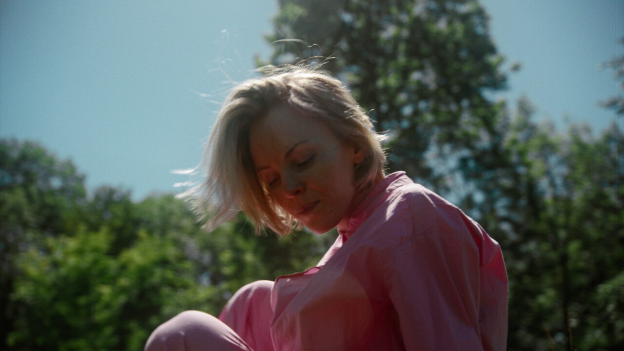 Stillbilde fra filmen Aspects med regissør Caroline Johansen og fotograf Karoline Finnema. No er liveversjonen av Siv Øyunn Kjenstad sitt tingingsverk til Ultima 2022 gitt ut på plate.