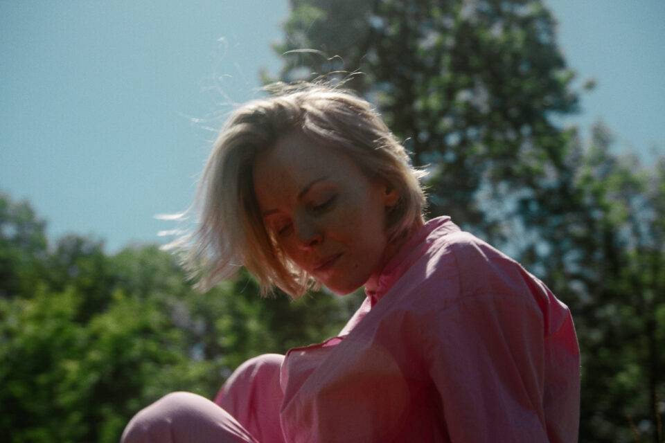 Stillbilde fra filmen Aspects med regissør Caroline Johansen og fotograf Karoline Finnema. No er liveversjonen av Siv Øyunn Kjenstad sitt tingingsverk til Ultima 2022 gitt ut på plate.