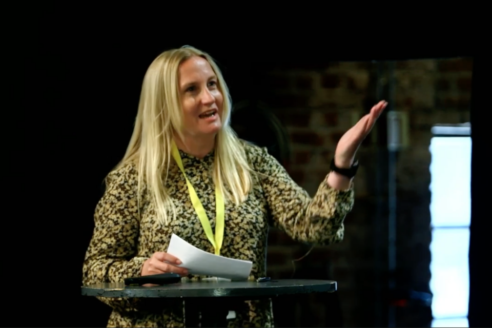 Sigrid Røyseng, her innleder hun en scene for Kulturytring i 2021.