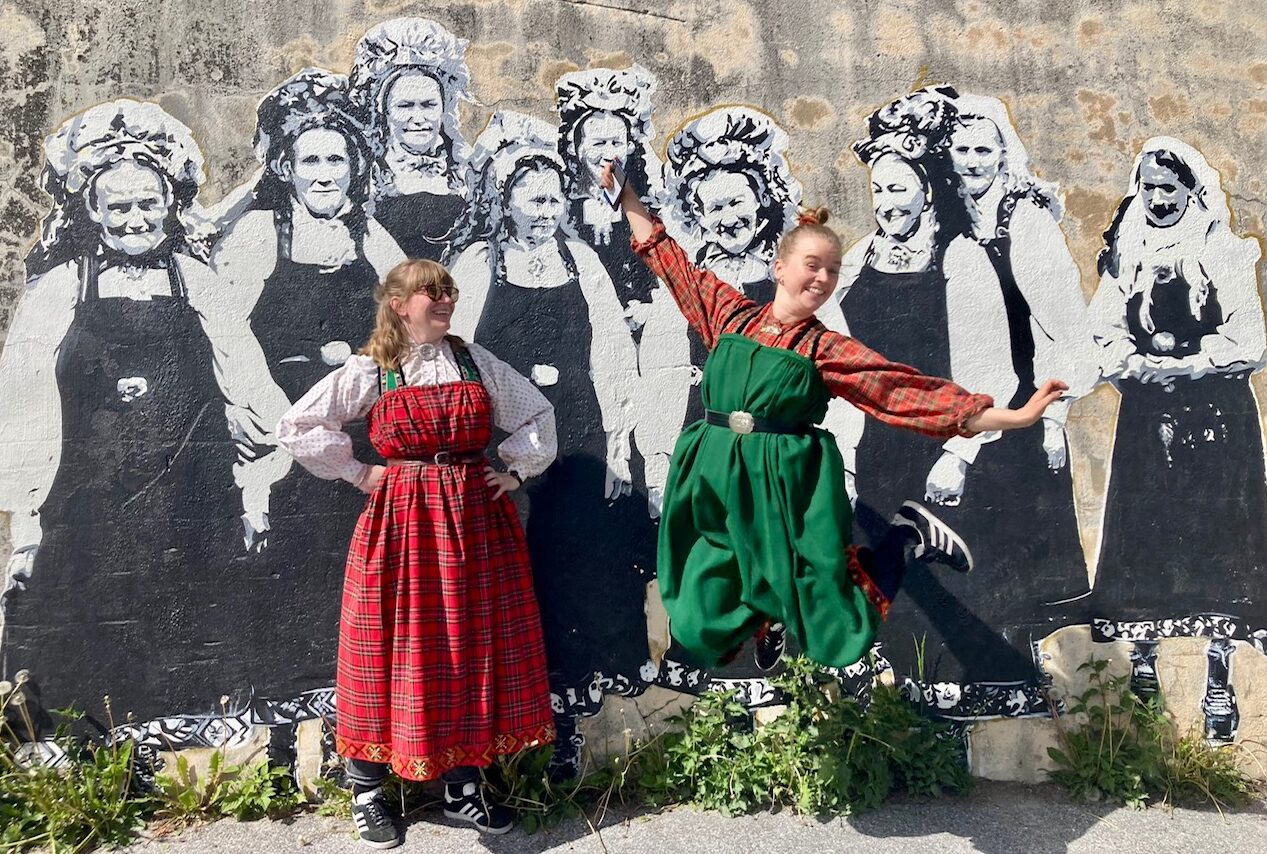 Solfrid med av hoppande dagleg leiar Silje Risdal Liahagen (t.h.).