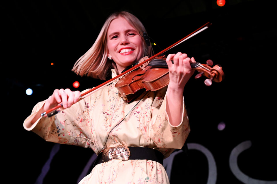 JULIE ALAPNES showcase Scotland