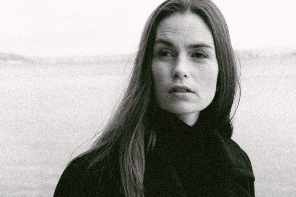 Oda Felicia tar med seg personlig familiehistorie til lerret og høyttalere i sommer.