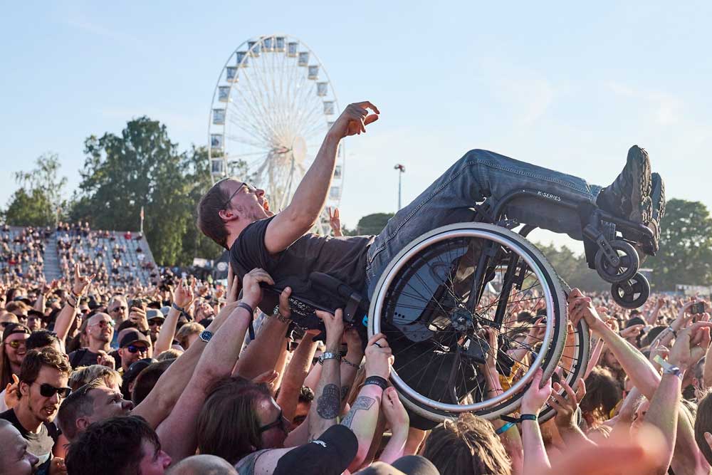 Tons of rock rullestol