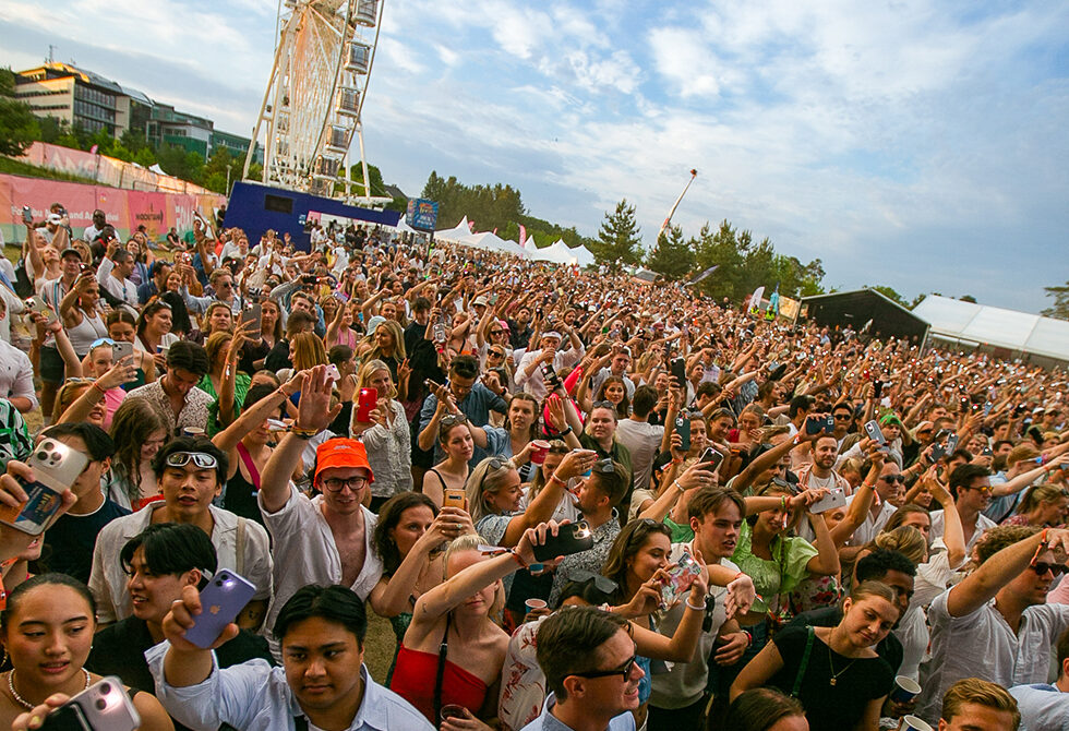 PÅ KONSERT I 2024? Illustrasjonsbilde, konsertpublikum på FOMAfestivalen 2023.
