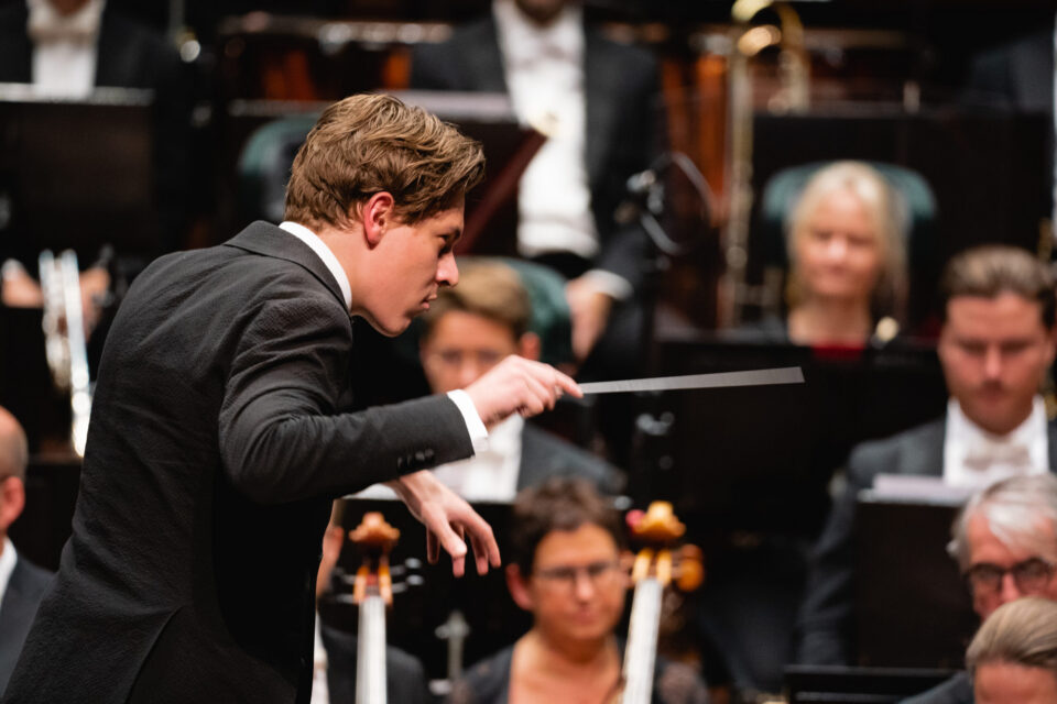 Klaus Mäkelä i aksjon – her under konsert med den argentinske cellisten Sol Gabetta i Sjostakovitsj’ Cellokonsert nr. 1 i nov