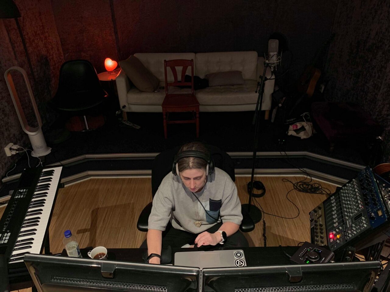 Tone Ravnå Bjørnstad i studio.