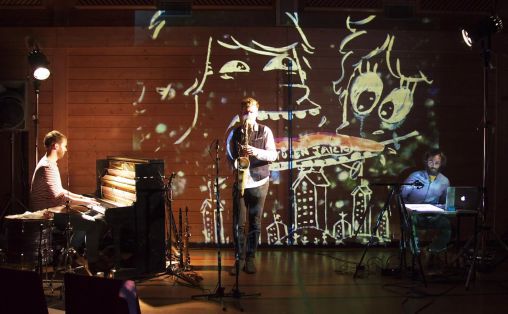 Bandet Albatrosh anslår å ha spilt mellom 200 og 300 konserter på skoler. Fra venstre: Pianist Eyolf Dale, saksofonist André Roligheten, digital visualisering: Andreas Palelogos. Foto: Andreas Palelogos