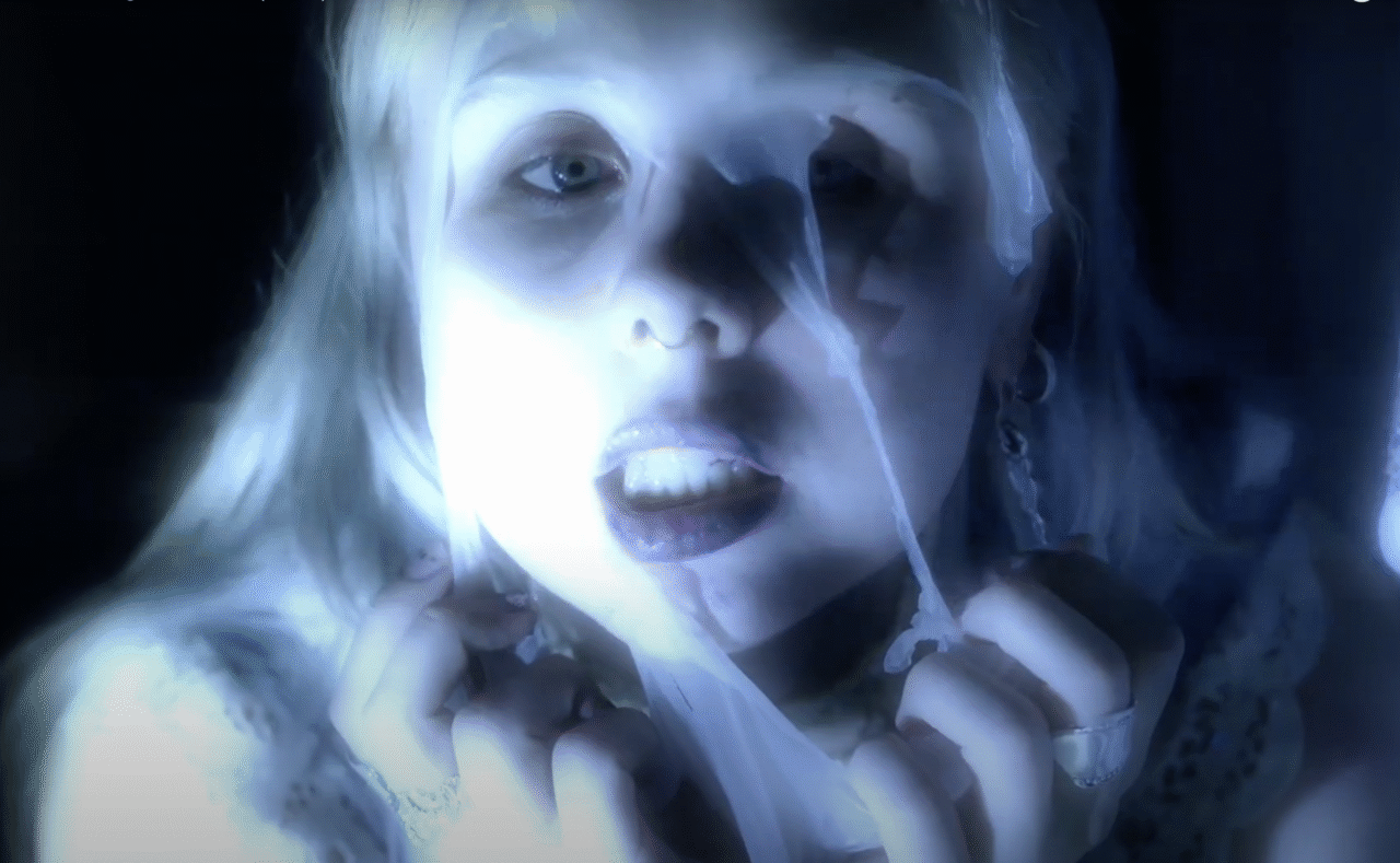 Stillbilde fra Uniahs musikkvideo Becoming a ghost