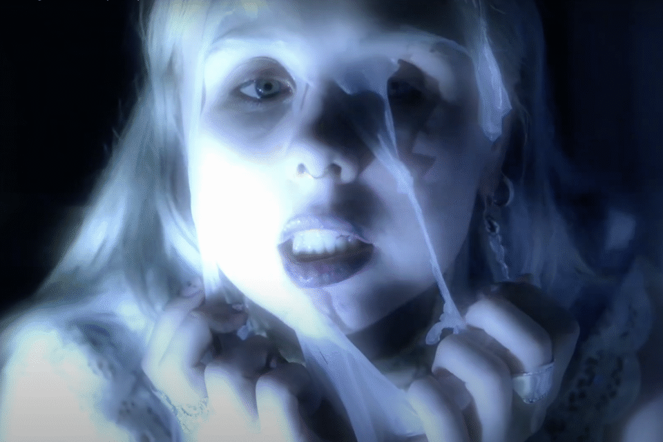 Stillbilde fra Uniahs musikkvideo Becoming a ghost