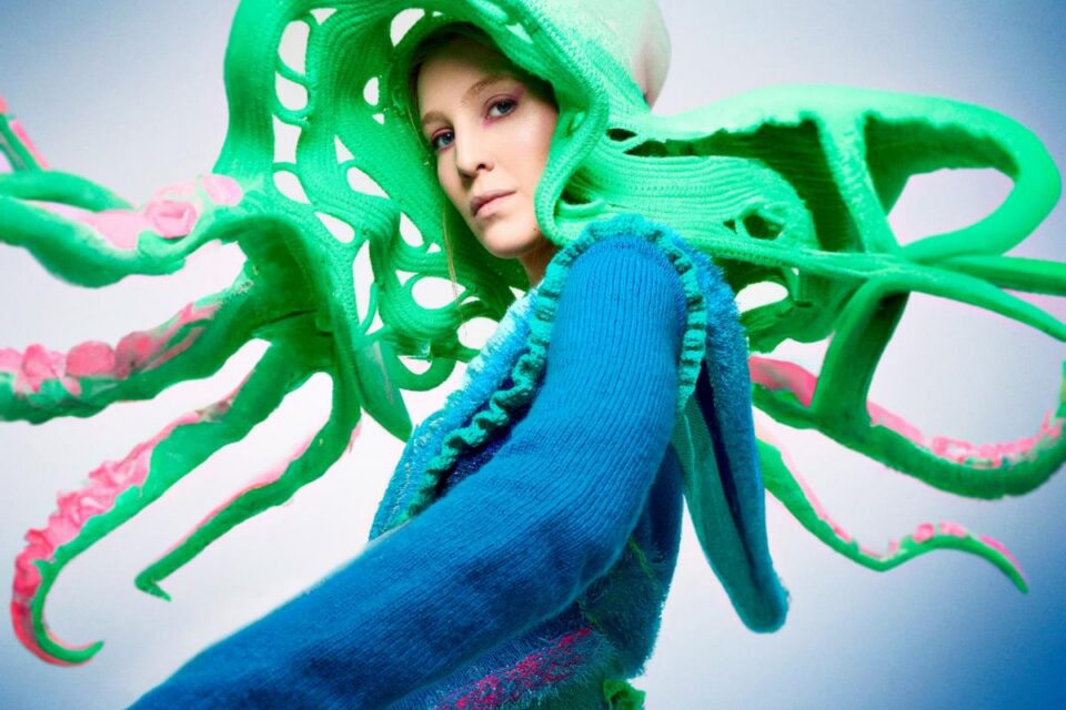 OMFAVNET AV FANTASIDYR: Vårin Strand heter Vaarin i internasjonal pop, og samarbeider med designer Daniel Steien for å få det til å se ut slik hun vil på film, foto og kostymer. Er dette en blekksprutklem?