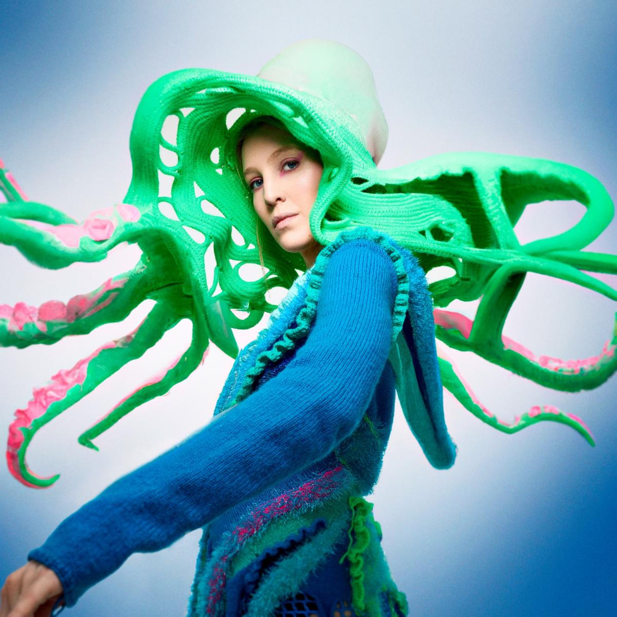 OMFAVNET AV FANTASIDYR: Vårin Strand heter Vaarin i internasjonal pop, og samarbeider med designer Daniel Steien for å få det til å se ut slik hun vil på film, foto og kostymer. Er dette en blekksprutklem?