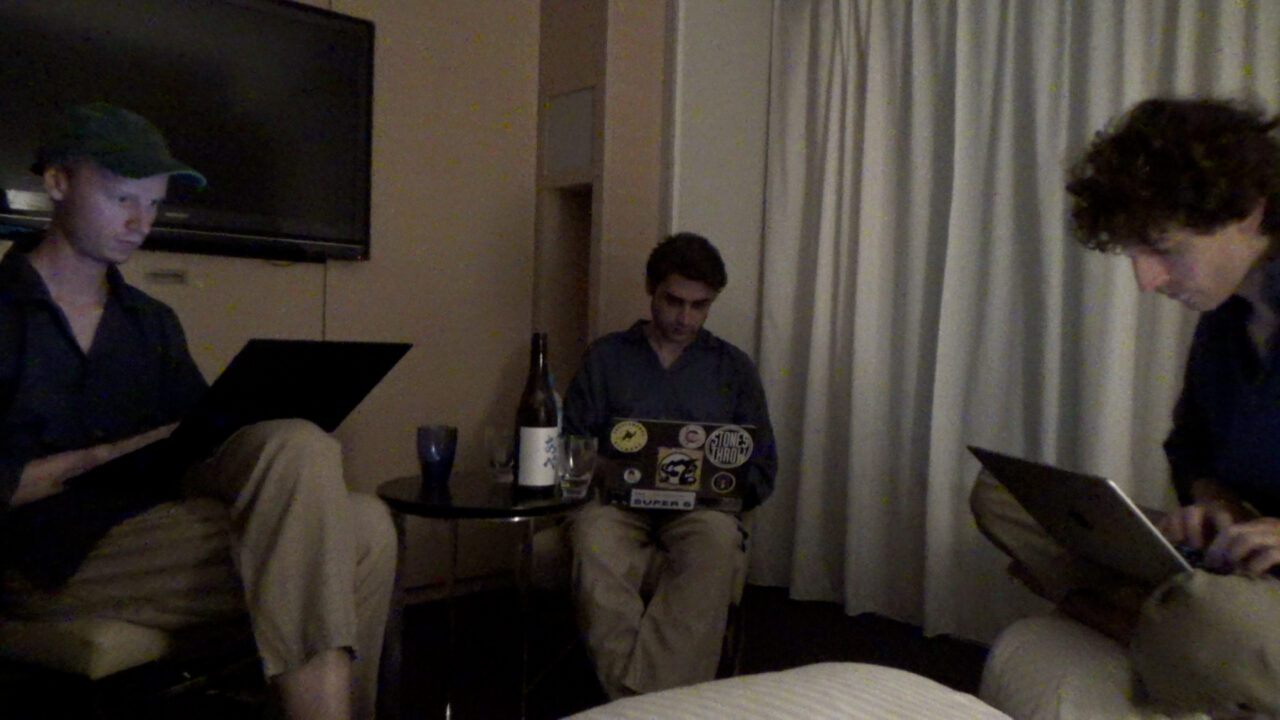 Dream Trio: Hans P. Kjorstad, Benny Bock og Sam Gendel på eit hotellrom i Japan.