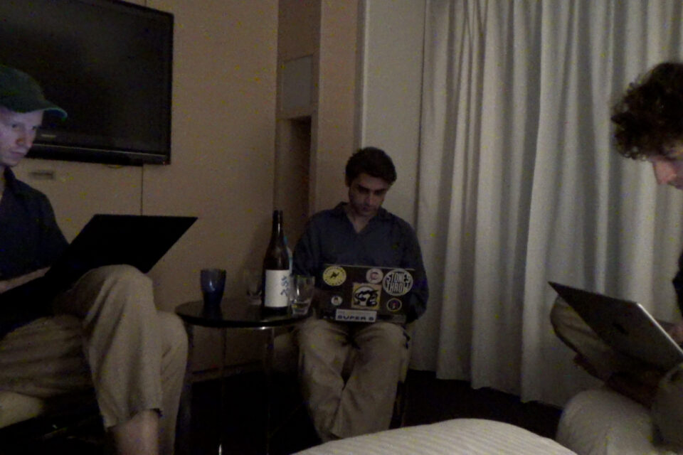 Dream Trio: Hans P. Kjorstad, Benny Bock og Sam Gendel på eit hotellrom i Japan.