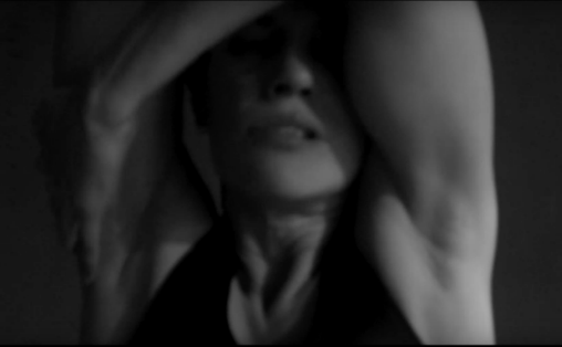 Skjermbilde fra Josefin Winthers video &laquo;Uendelig lys. Uendelig mørke&raquo;