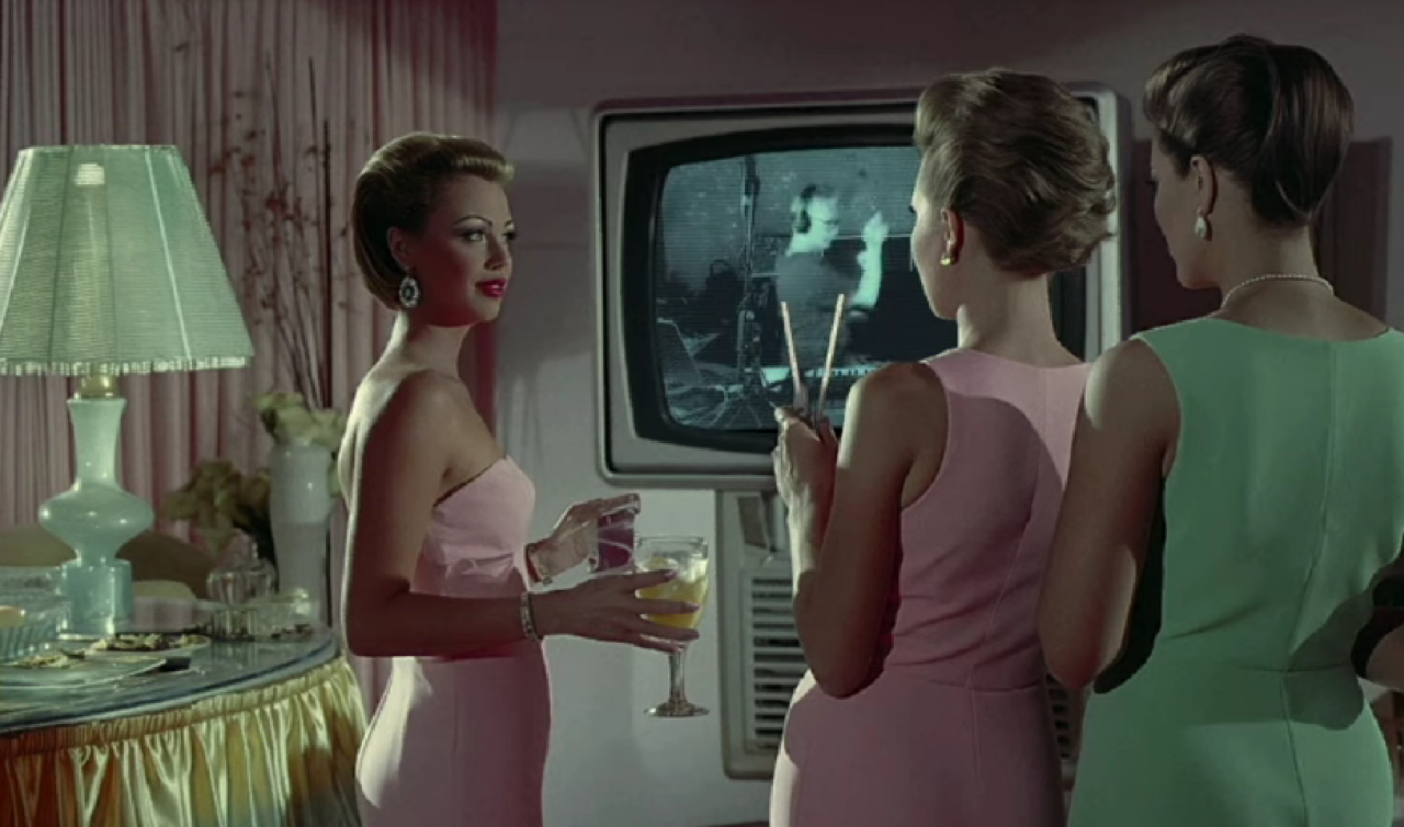 Still fra musikkvideoen Loungemeister (Purple Moss Computer Version) til Ugress