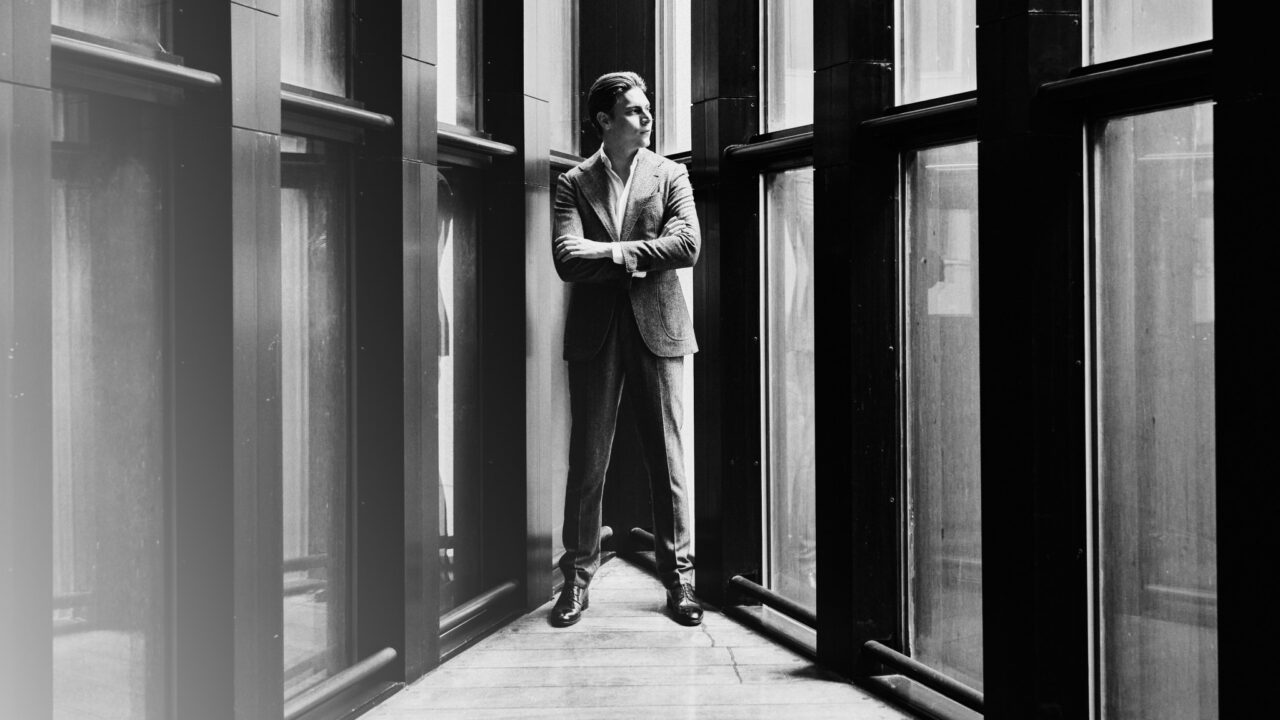 OLYMPISK ORKESTERPRESTASJON:Klaus Mäkelä passende rammet inn av 1900 talls arkitektur. Her poserer stjernedirigenten i en skarp vinkel i Oslo Konserthus, Oslo filharmoniens hjem. Og hans hjem, inntil neste internasjonale høyprofilerte jobb starter. Sjostakovitsj innspillingene som dirigent og orkester står for innfrir og skaper forventninger.