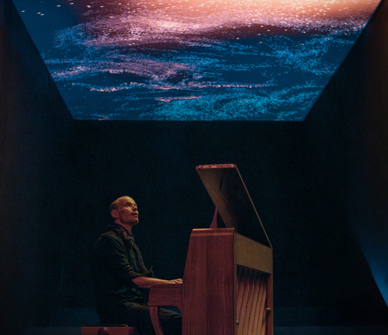 PIANOET OG PROJEKSJONEN: Inne på et galleri på Skøyen, Oslo, åpnet lyden og rommet noe i Ballades skribent.