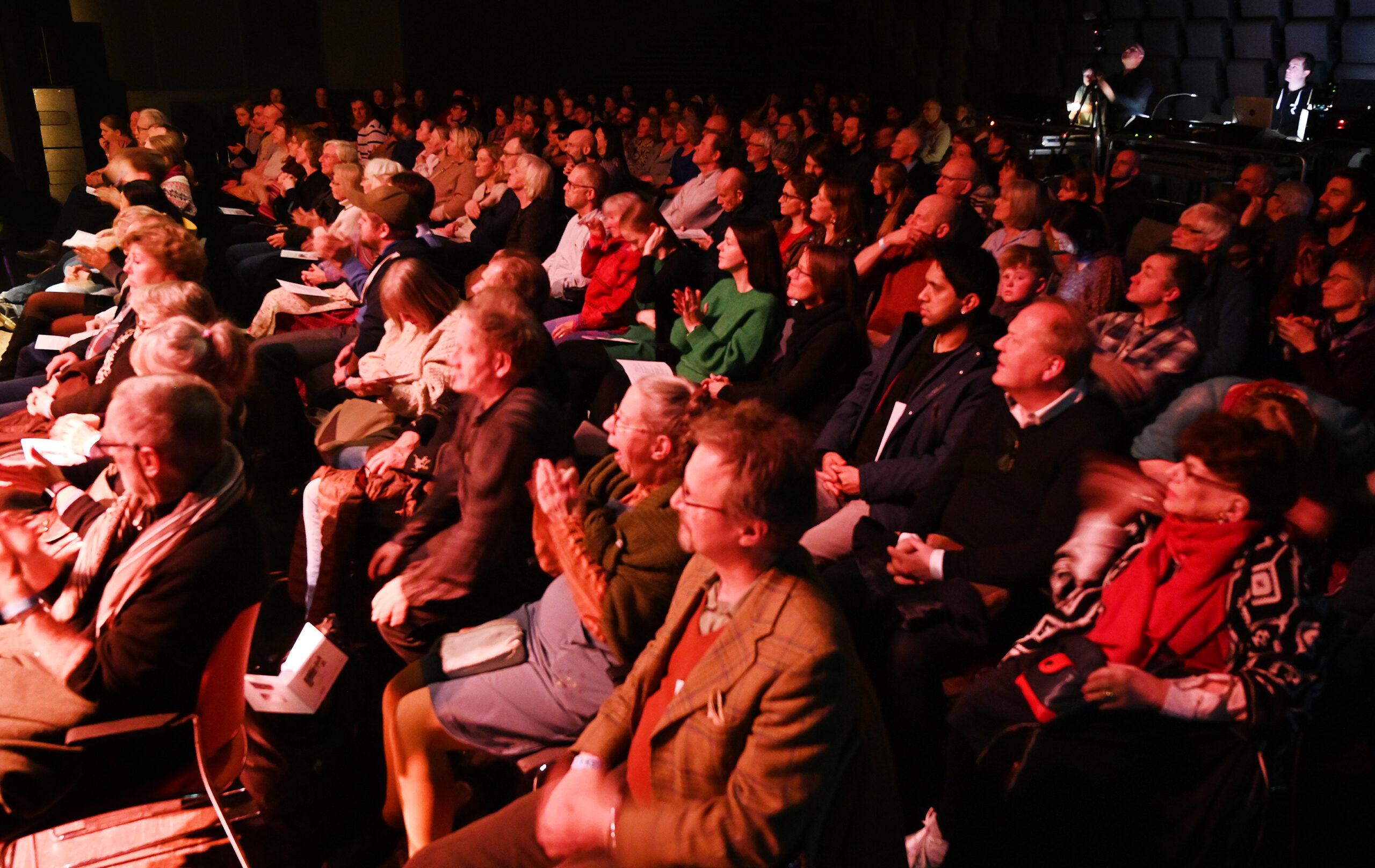 Fullt hus på Riksscenen under festkonsert for langeleiken. Bildet er kun illustrasjon av at der det er konsertpublikum, er det som regel også pengeoverføringer, av forskjellige slag. Riksscenen er ikke blant dem som på nåværende tidspunkt uttaler seg om konsertvederlag og hvordan det ser ut i framtida.