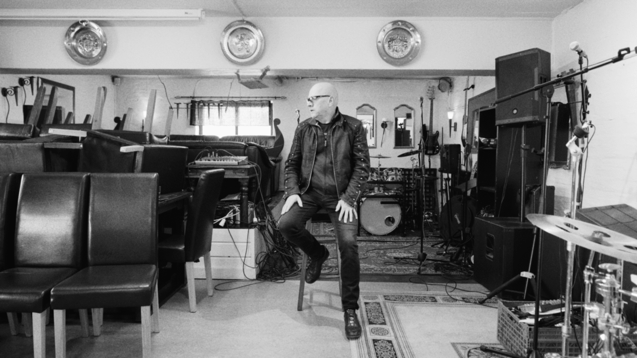 Morten "Diesel" Dahl kjent fra grupper som TNT og Tindrum i sitt øvingslokale på Nyhavna.