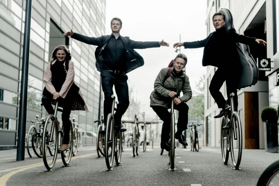 Oslo string quartet balanserer på sykkelstativer.