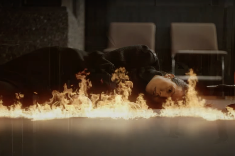 Still fra musikkvideoen til «Rød BIC.»