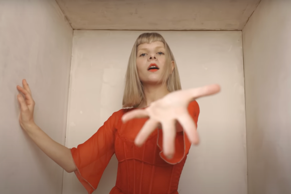 Still fra Auroras visualiser video «The Flood»