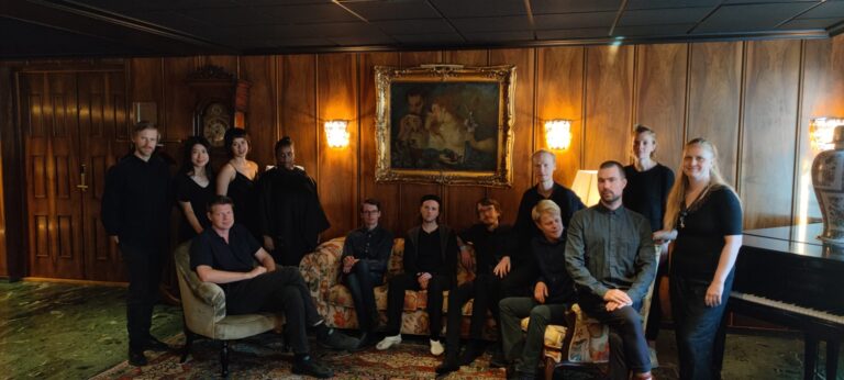 Fest i klangfargerike med forstyrrande ubehag og lågfrekvent stille