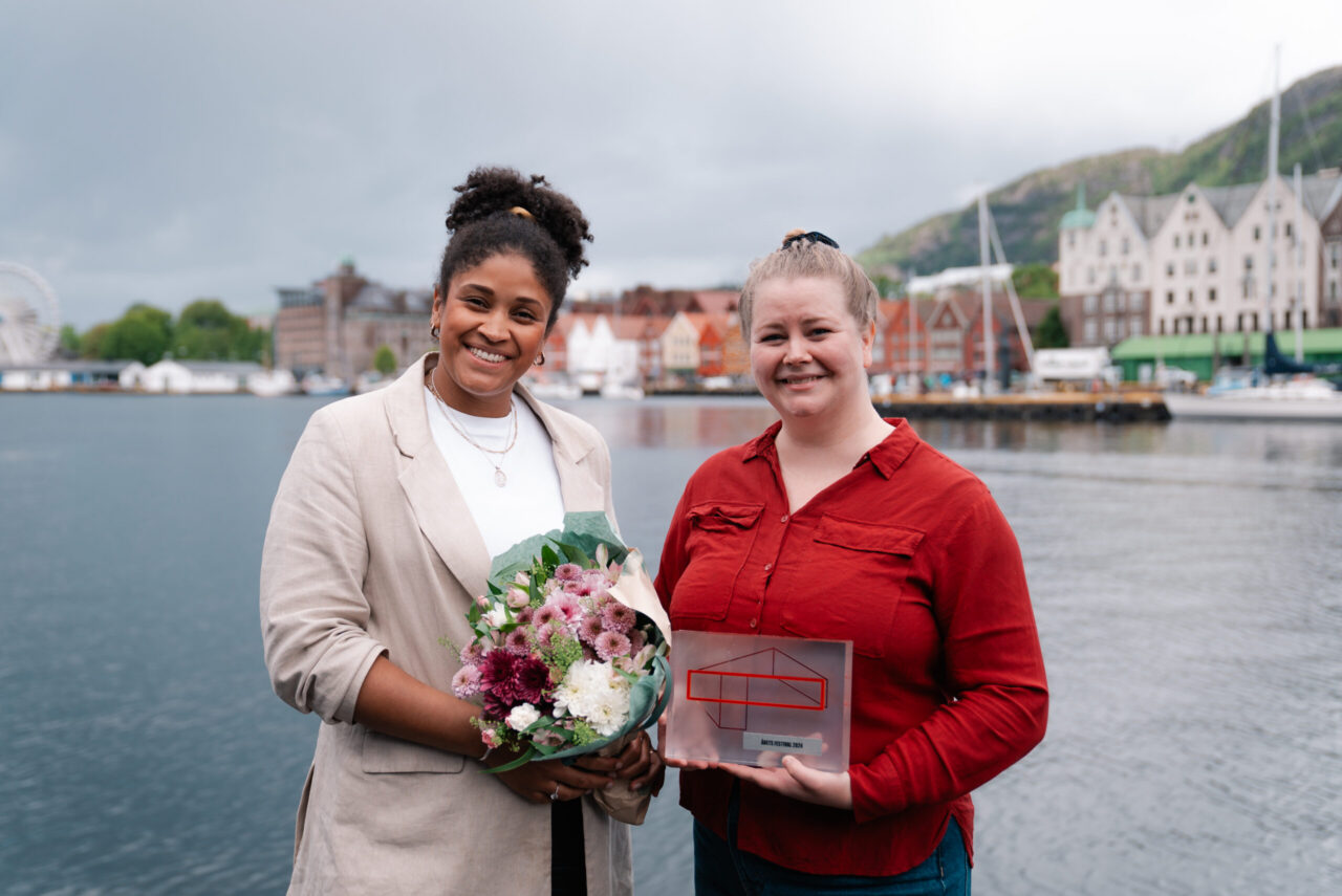– Denne prisen er beviset på at dristige drømmer og dugnadsånd fortsatt vinner i norsk musikk, sier festivalsjef Phoebe Dobey. Her med Nyaling Saidy Kiil fra Norske Kulturarrangører.