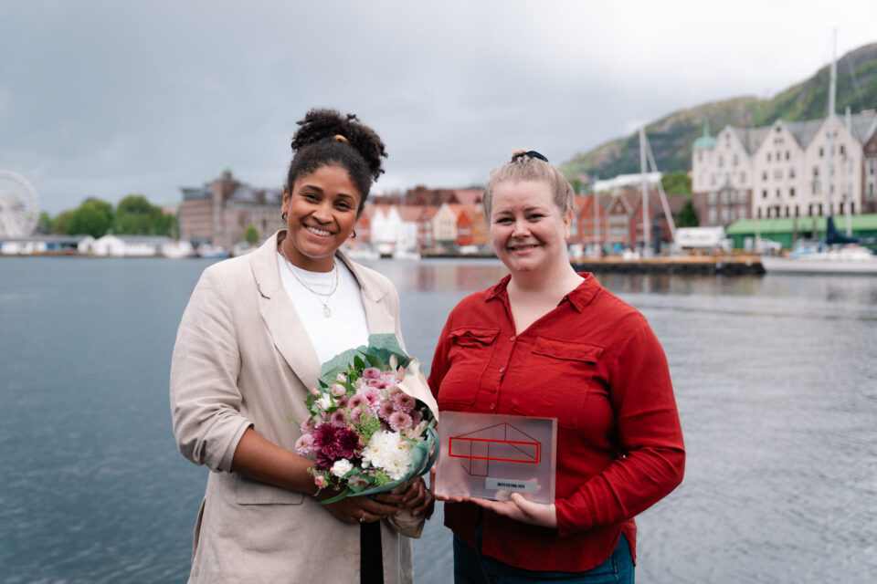 – Denne prisen er beviset på at dristige drømmer og dugnadsånd fortsatt vinner i norsk musikk, sier festivalsjef Phoebe Dobey. Her med Nyaling Saidy Kiil fra Norske Kulturarrangører.
