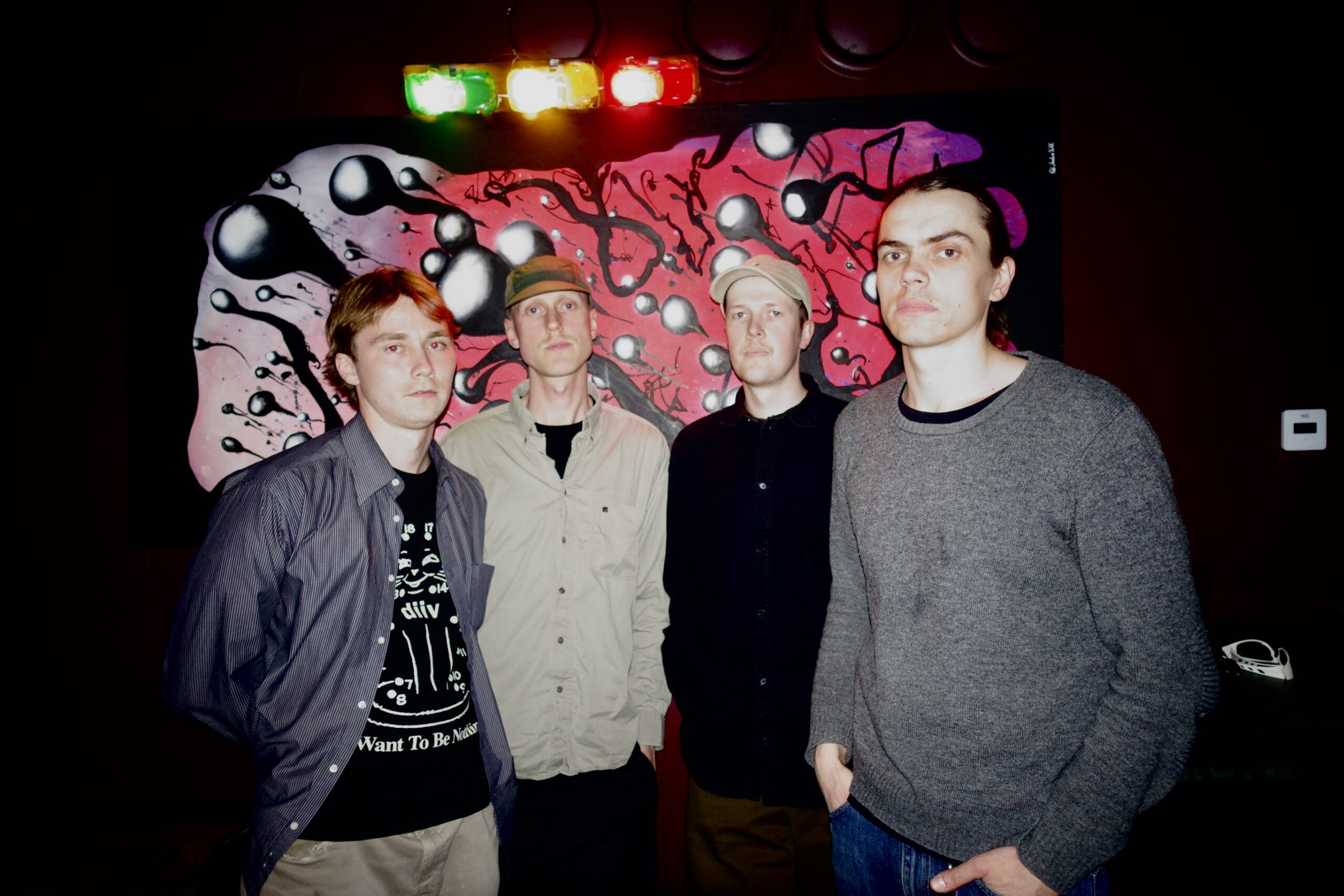 Det er få band som lever ut den analoge estetikken så bokstavelig som Lommekniv. (Fra venstre: Jørgen Skogsrud, Mats Muri, David Lind Engelstad og Haaken Dobloug)